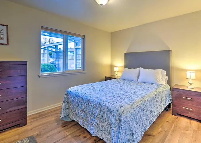 Anacortes Cottage W/ Fireplace, Walk To Town & Bay