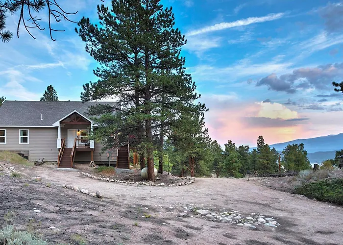 Gorgeous Twin Lakes Home W/ Deck Overlooking Mtns!