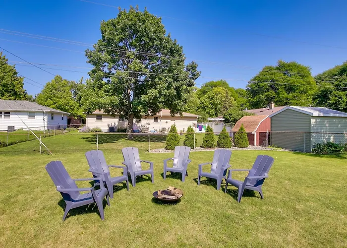 Walk To Lambeau Field: Green Bay Retreat