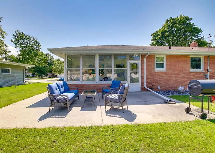 Walk To Lambeau Field: Green Bay Retreat