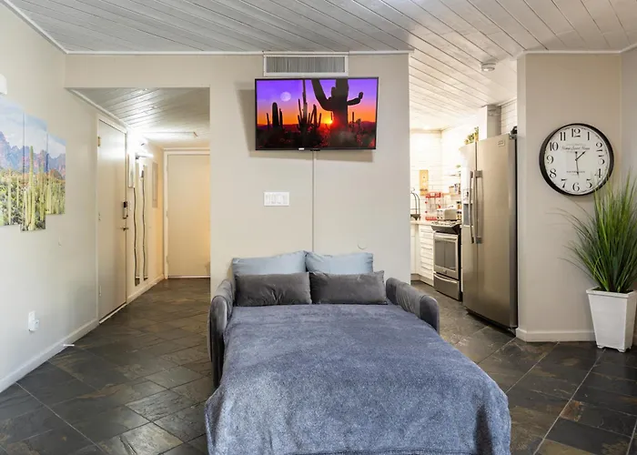 Renovated Private In The Heart Of Old Town Scottsdale, Pool & Hot Tub, Outdoor Bar & Kitchen, Walk To Shops & Bars