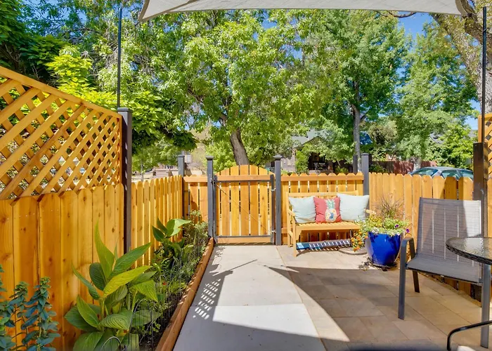 Ski & Hike: Cozy Dtwn Reno Studio W/ Fireplace
