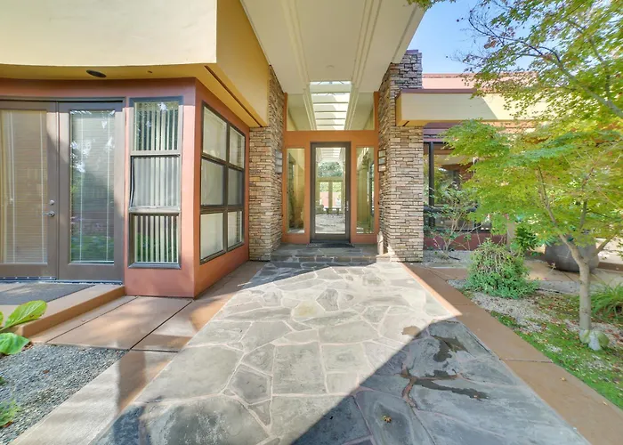 Chic California Escape W/ Pool, Hot Tub & Patio!