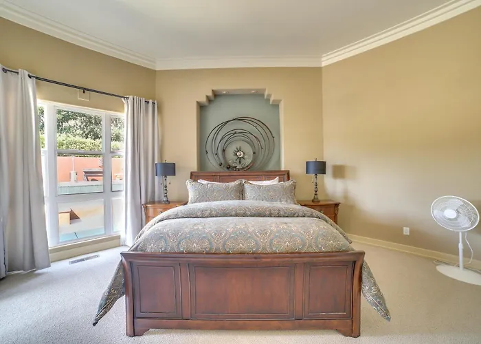 Chic California Escape W/ Pool, Hot Tub & Patio!