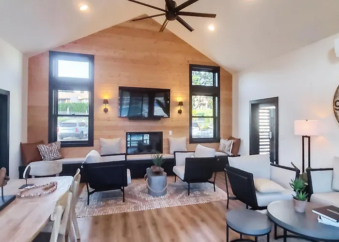 Ponderosa Court, Unit 2A