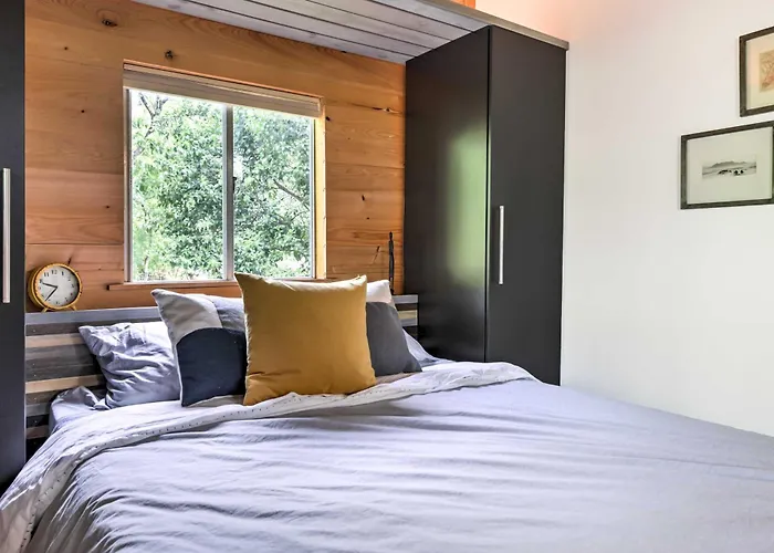 2 Mi To Dtwn: Pet-Friendly Austin Studio W/ Yard