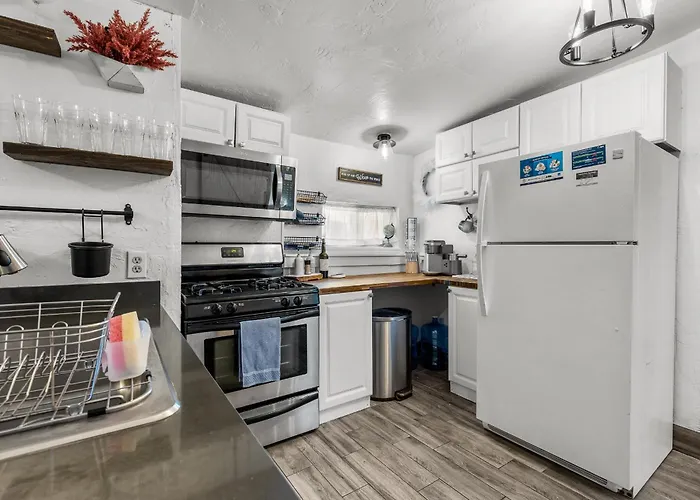 5 Minute Walking To Downtown, Nau, Coffee Shops, Shopping, Parks And More!