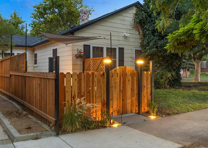 Ski & Hike: Cozy Dtwn Reno Studio W/ Fireplace