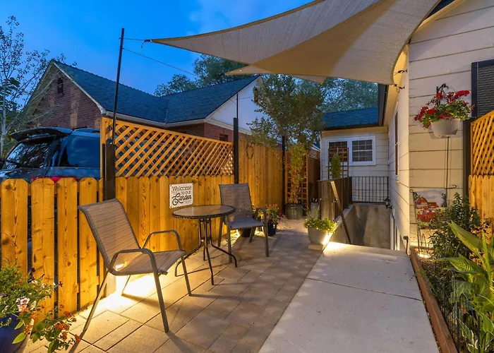 Ski & Hike: Cozy Dtwn Reno Studio W/ Fireplace