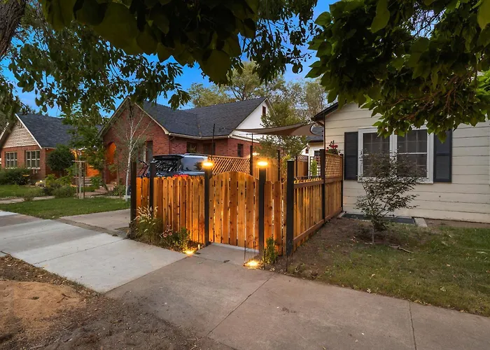 Ski & Hike: Cozy Dtwn Reno Studio W/ Fireplace