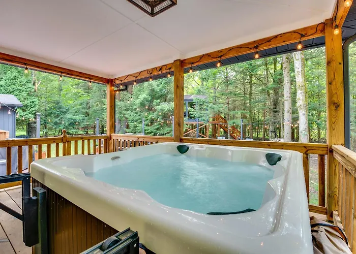 Hot Tub, Beach Access: Albrightsville Retreat!