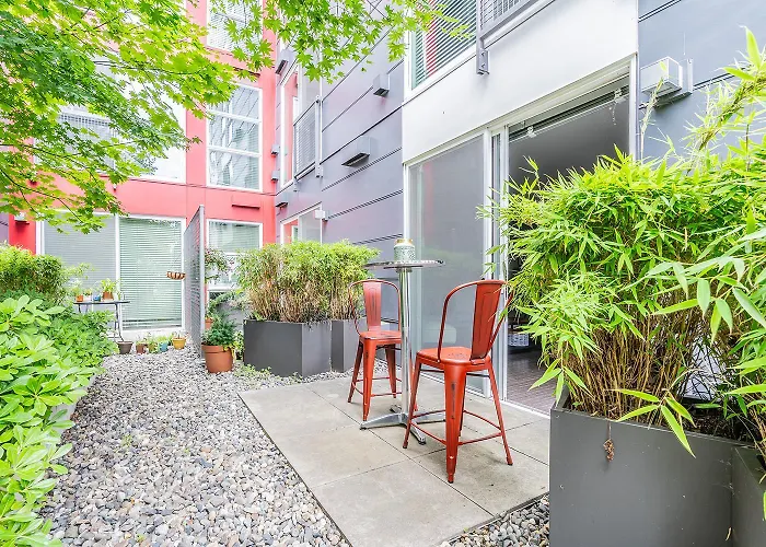 King Bed Spacious Apartment Gym Rooftop Free Parking