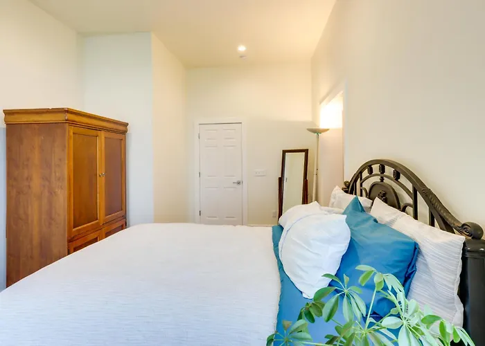 Sheboygan Getaway W/ Deck + On-Site Lake Access!