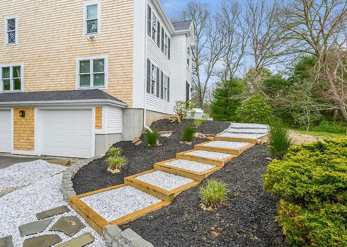 Moon Compass Escape - Spacious Cape Cod Retreat