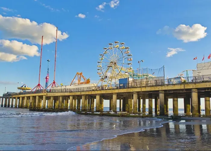 Amazing!!!! Luxury 5Br, Steps To Beach And Fun! Fully Renovated Beach House!