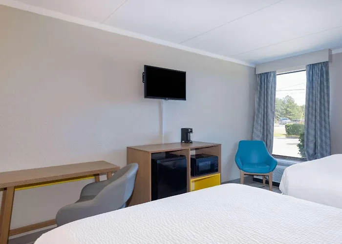 Days Inn & Suites By Wyndham Fort Bragg/Cross Creek Mall