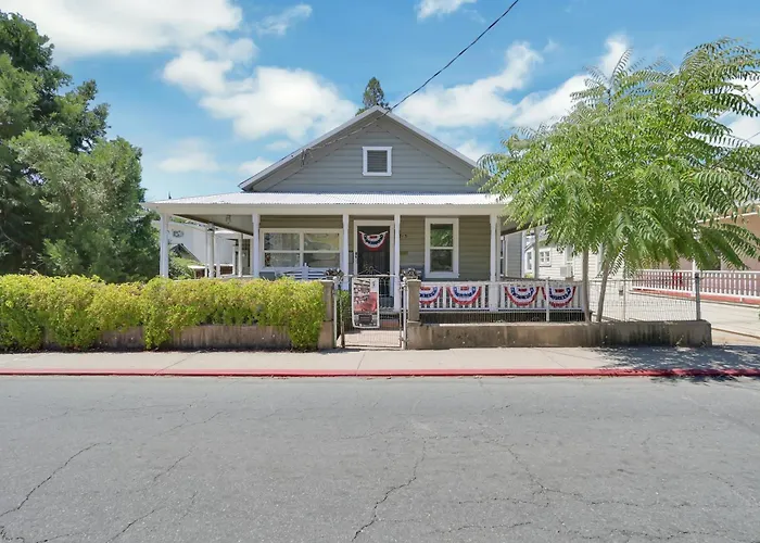 Spacious Downtown Jackson Retreat- Historic Hangout