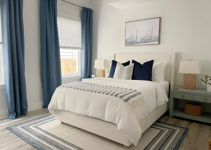 New! Stylish 1900S Renovated Duplex Apartment Building Near Forsyth & River St