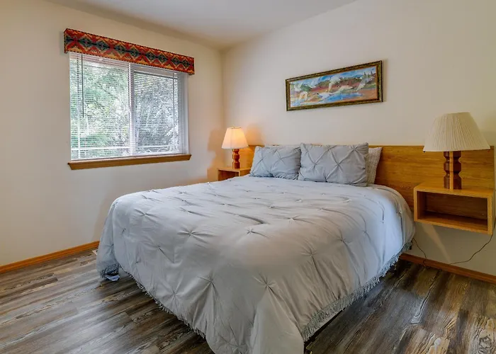 Resort-Style Klamath Falls Home, Golf Course View!