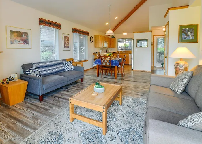 Resort-Style Klamath Falls Home, Golf Course View!