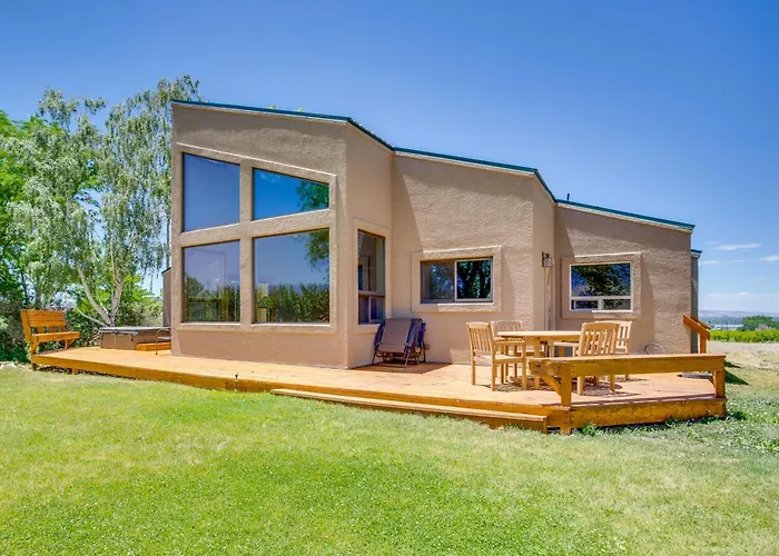 Hot Tub, Wineries, Mtn Views: Palisade Home!
