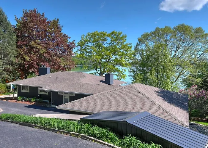 Big Glen Lakefront In Glen Arbor