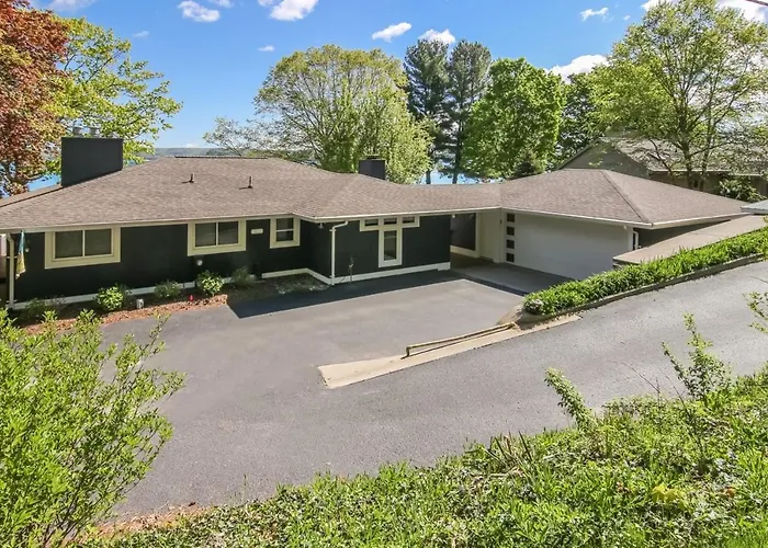 Big Glen Lakefront In Glen Arbor