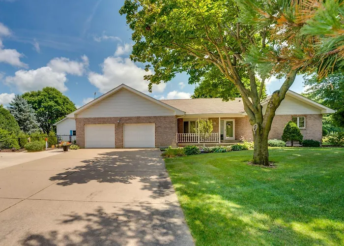 Peaceful Harvard Vacation Rental: 3 Mi To Town!