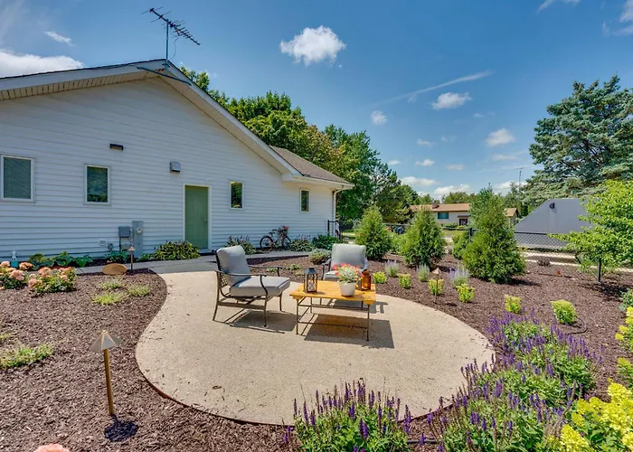 Peaceful Harvard Vacation Rental: 3 Mi To Town!