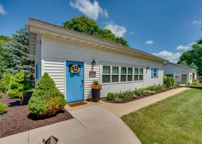 Peaceful Harvard Vacation Rental: 3 Mi To Town!
