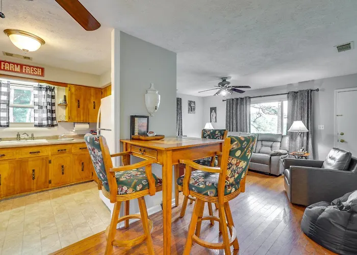 4 Mi To Dtwn! Ozarks Hideaway W/ Furnished Deck