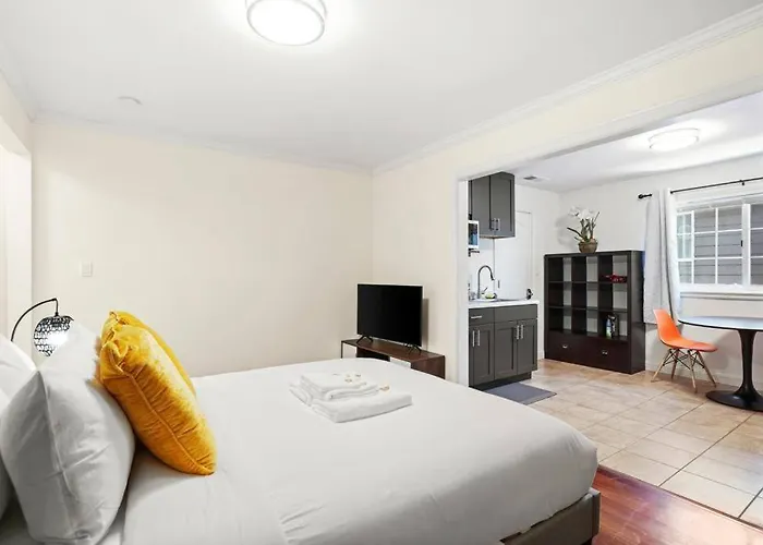Lovely Relaxing Private Studio Near Westlake