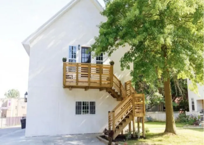 Cottage Park Carriage House--Rest And Explore With Hollyhock
