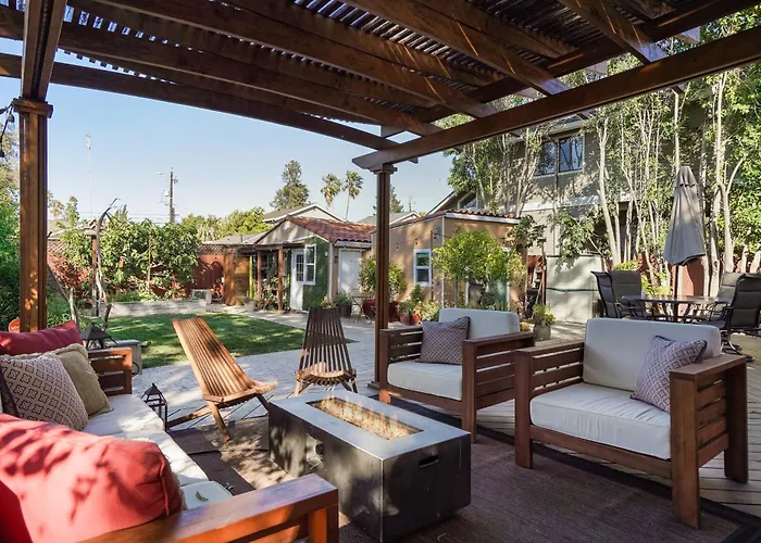 Relax In A Gorgeous 6 Person Quaint Home