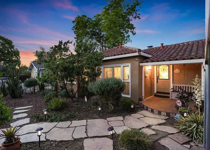 Relax In A Gorgeous 6 Person Quaint Home