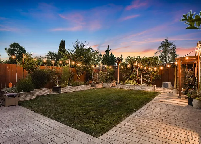 Relax In A Gorgeous 6 Person Quaint Home
