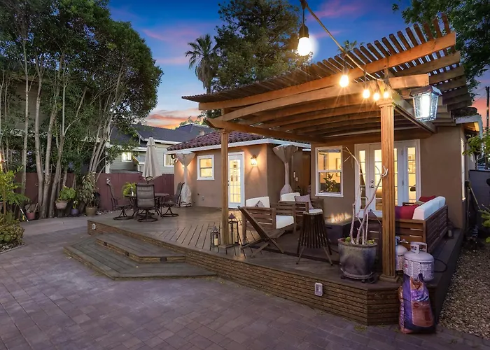 Relax In A Gorgeous 6 Person Quaint Home