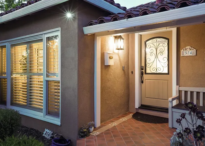 Relax In A Gorgeous 6 Person Quaint Home
