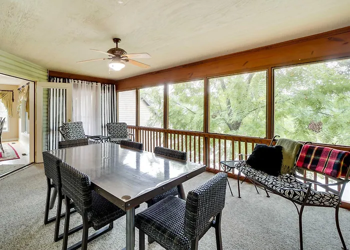 Bella Vista Lakehouse W/ Hill Tram, Deck & Views!