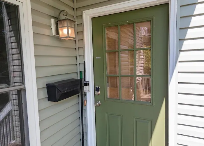 Small Suite Steps From Oberlin