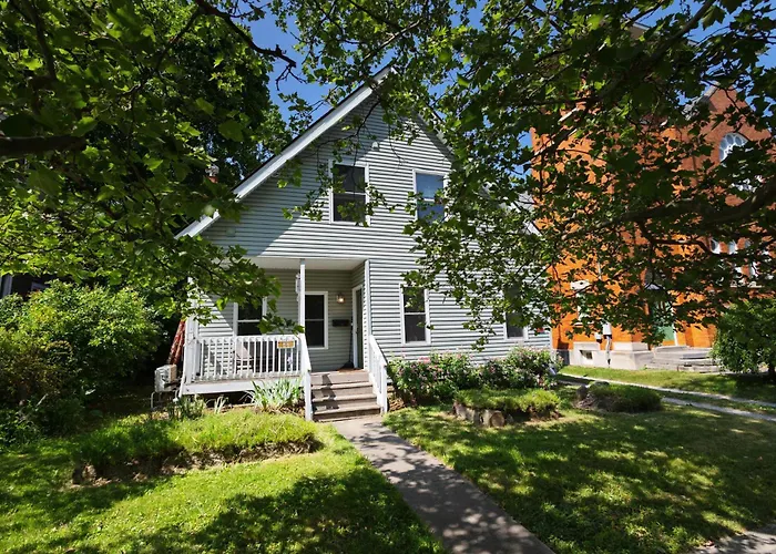 Small Suite Steps From Oberlin