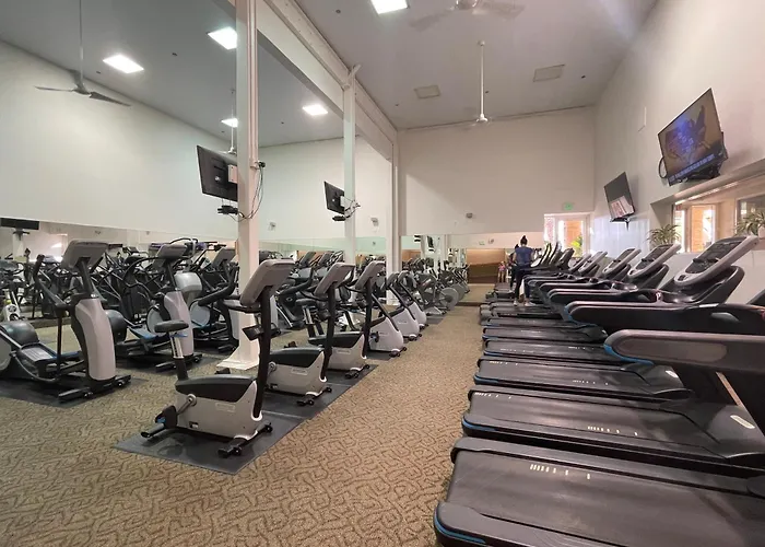 Palm Valley Country Club, Pickleball, Tennis, Gym, Clubhouse, Swimming Pools, Lux, Spac 2 Bdrms Den 2 Ba