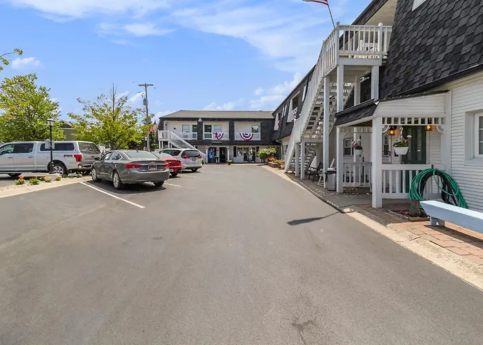 Snyders Shoreline Inn