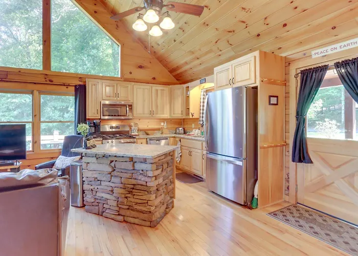 Game Room & Hot Tub:Charming Cabin Near Blue Ridge