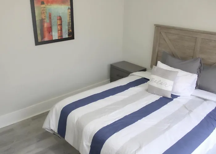 Comfy 3 Bedroom - Family Friendly Apt - City Access