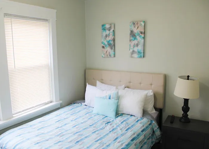 Comfy 3 Bedroom - Family Friendly Apt - City Access