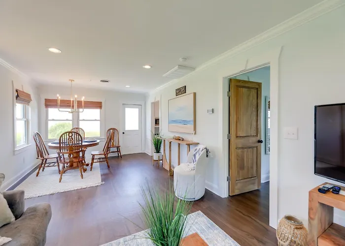 Waterfront Vacation Rental Home On Newport River!