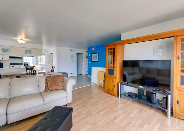 'West Of The Moon' Ocean Apt W/ Beach Access!
