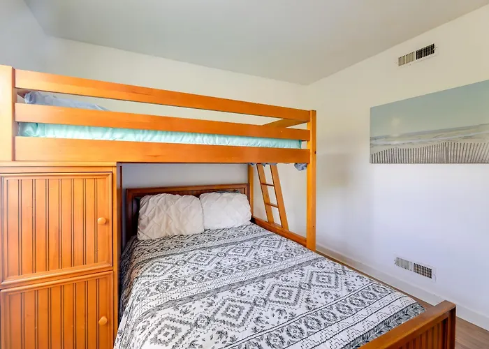 'West Of The Moon' Ocean Apt W/ Beach Access!