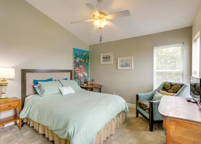 Steps To Beach, Outdoor Perks! Indian Rocks Condo